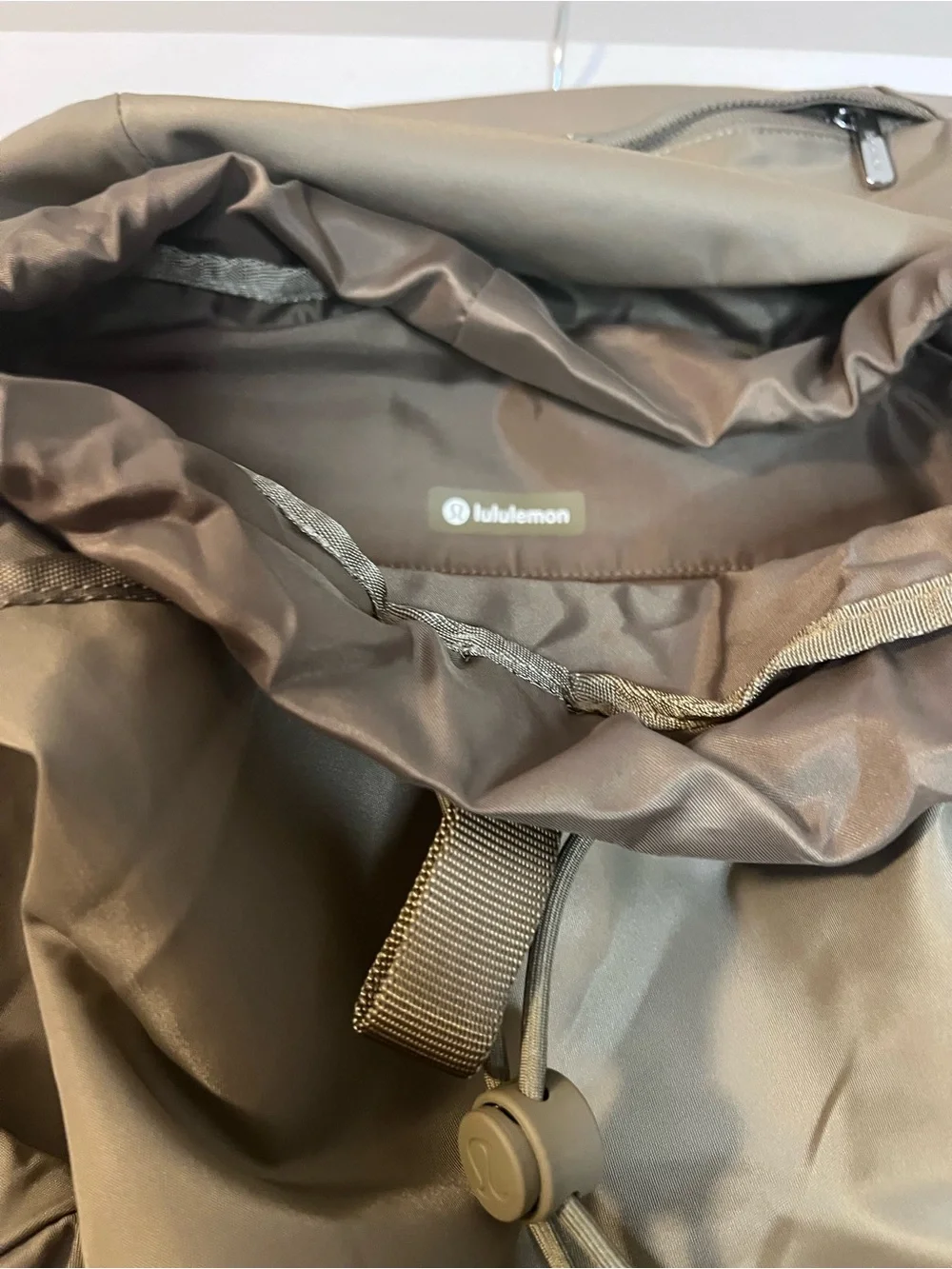 #826 Lululemon Wunderlust Backpack 25L Nomad Taupe NWOT Travel Bag